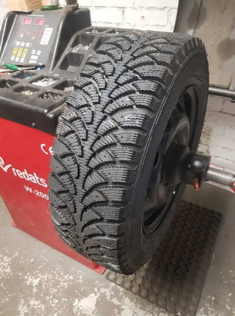 Opona z wysokim bieżnikiem na wyważarce