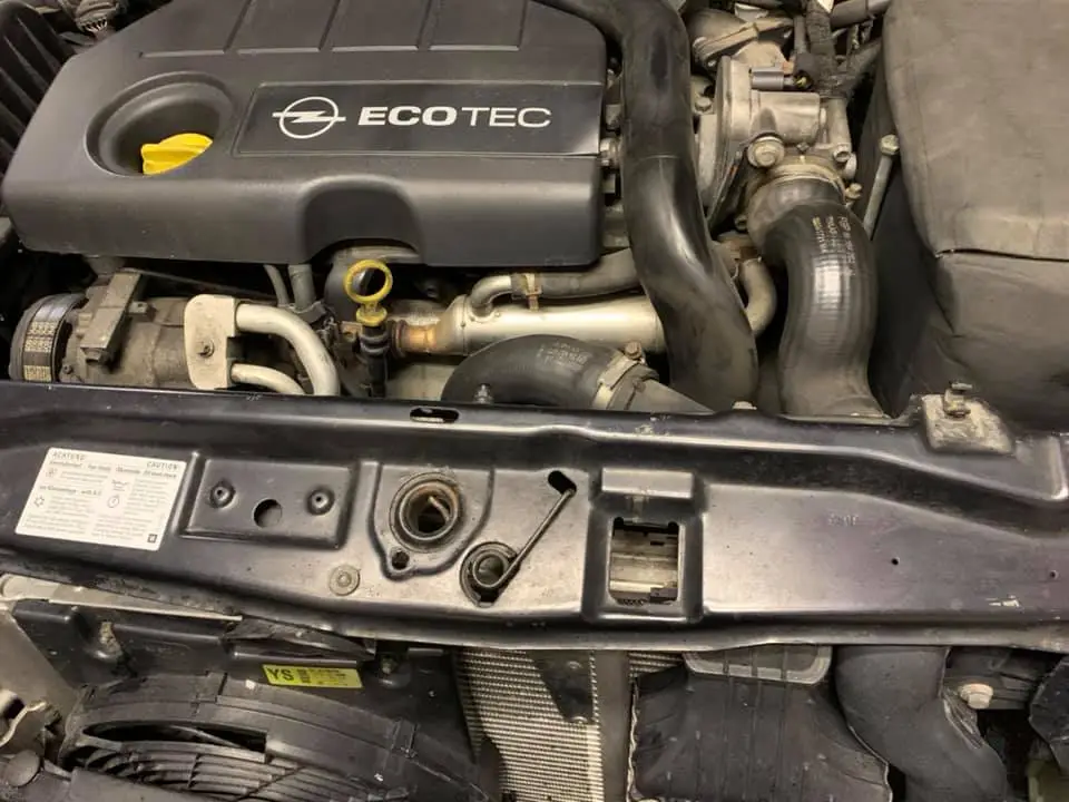 Samochód z otwartą maską