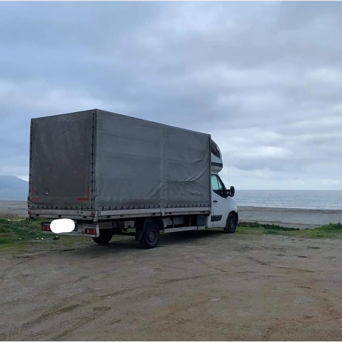 Samochód dostawczy stojący na plaży "patrzący" w kierunku morza