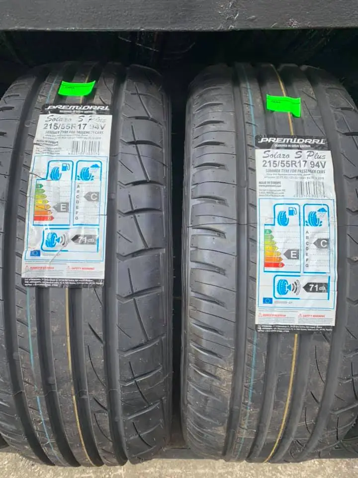 Dwie ułożone obok siebie nowe opony