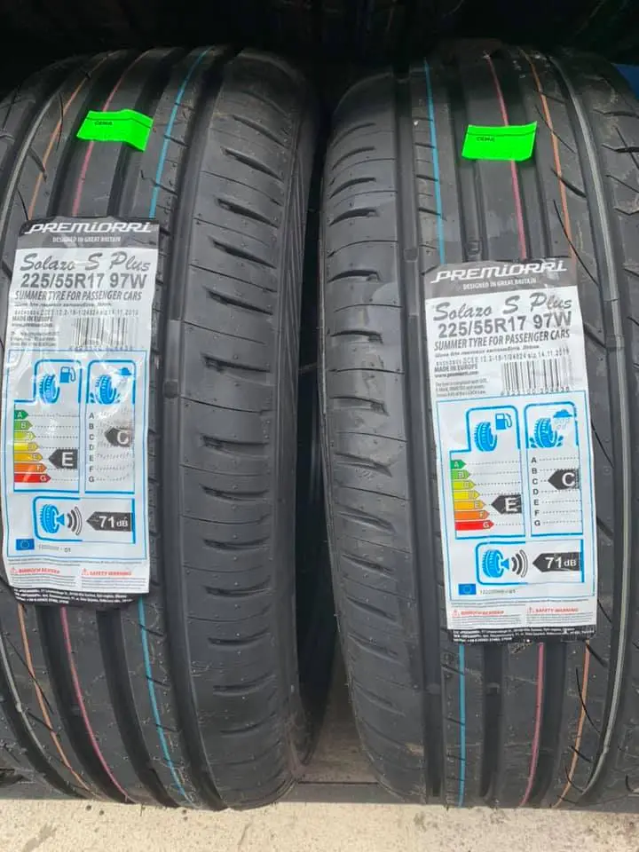 Dwie ułożone obok siebie nowe opony