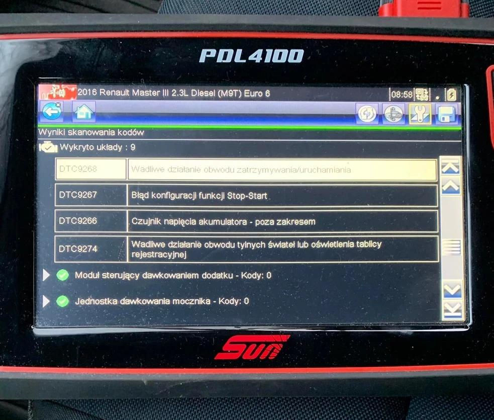 Widoczny ekran czytnika błędów samochodowych