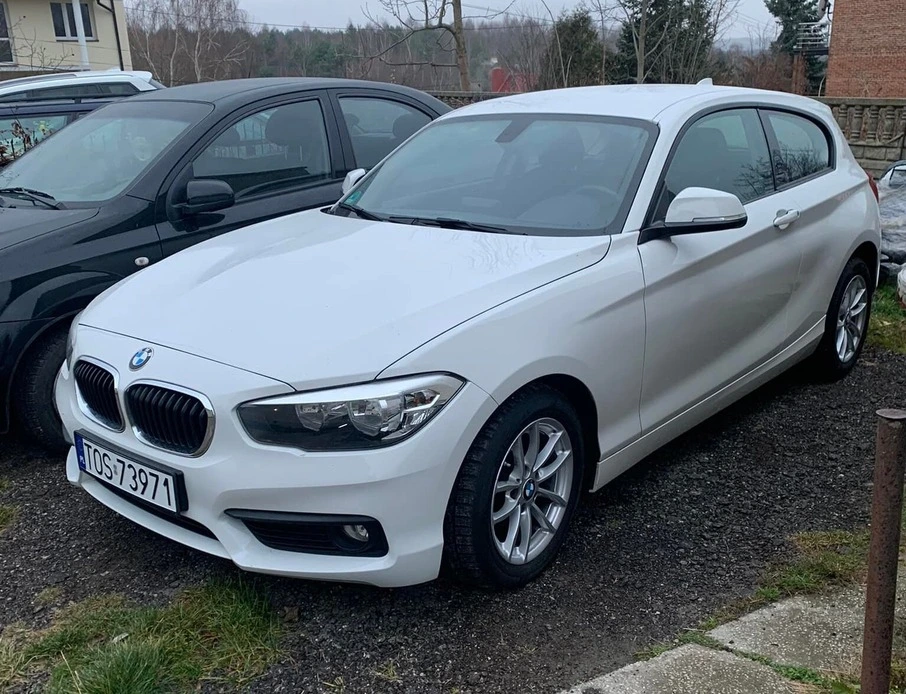 Białe auto marki BMW czekające na naprawę