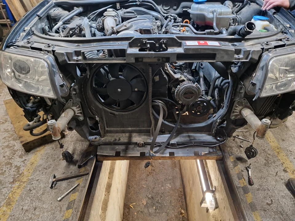 Samochód z widoczną po zdjęciu zderzaka chłodnicą