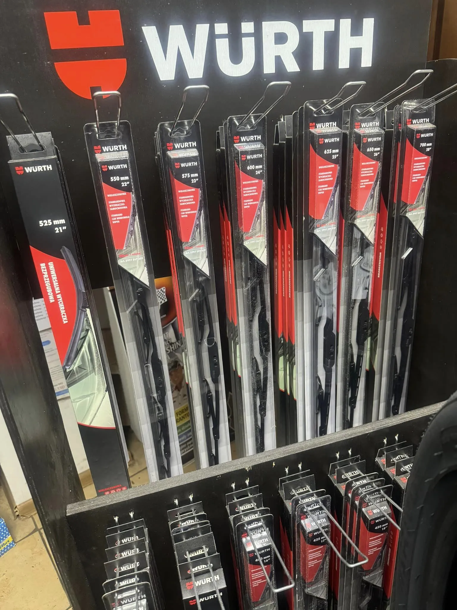 Wiszące na wieszakach różnego rodzaju wycieraczki samochodowe