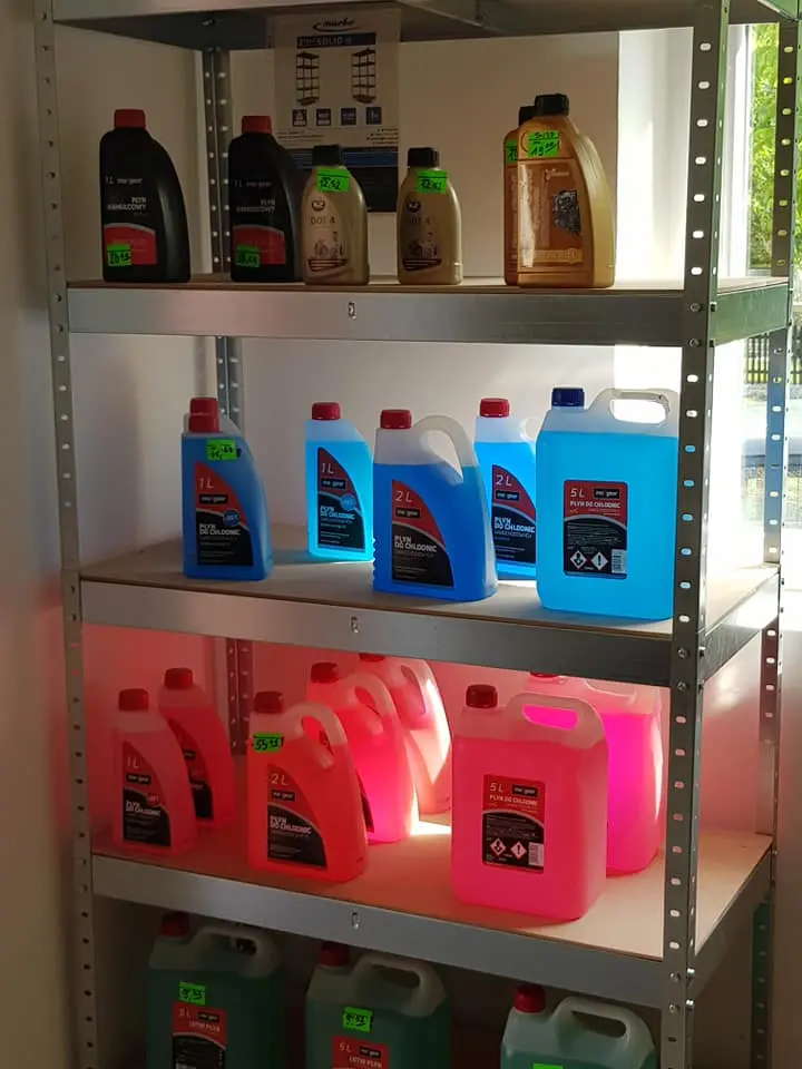 Regał z chemią motoryzacyjną - oleje, płyny eksploatacyjne, kosmetyki samochodowe