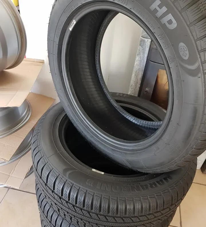 Zestaw ułożonych na sobie opon