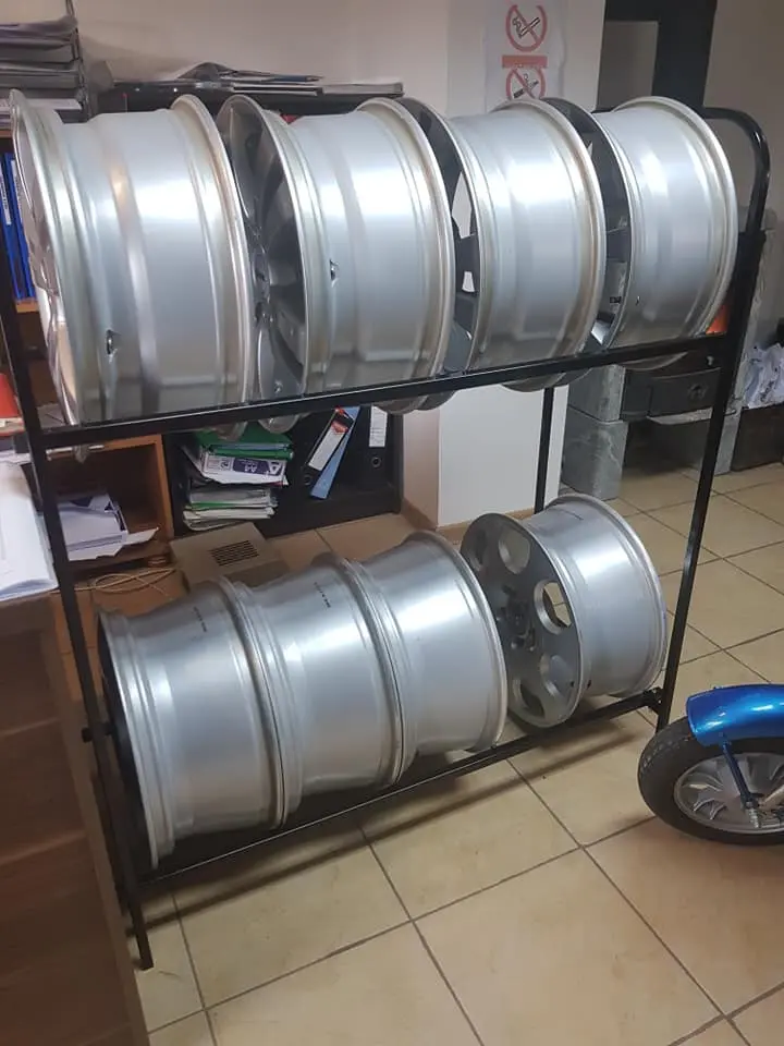 Zestaw nowych wyczyszczonych felg stojący na stelażu