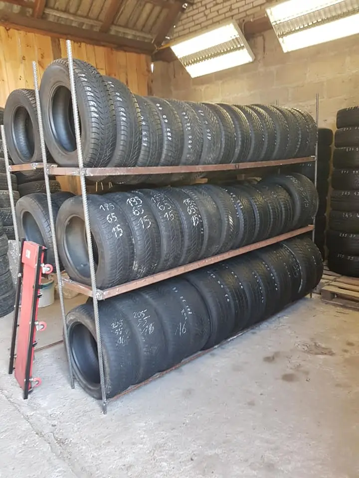 Duża ilość opon ułożona na stelażach