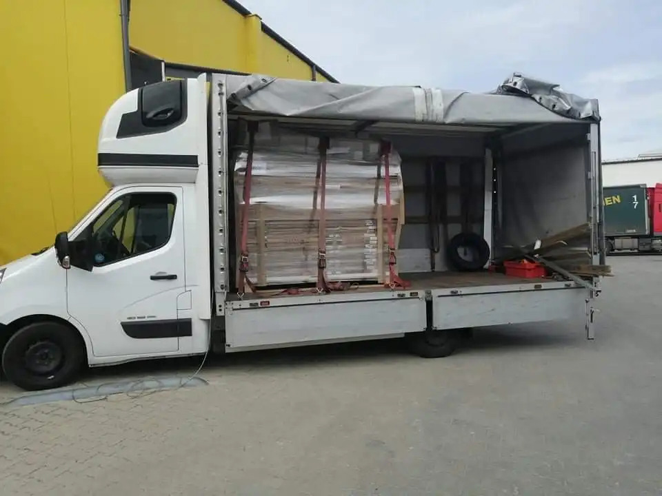 Samochód dostawczy w trakcie załadunku palety