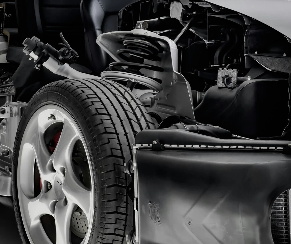 Auto z widocznymi elementami zawieszenia