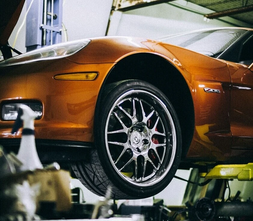 Pomarańczowy samochód na podnośniku